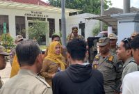 ARM NTB Saat Menggelar Aksi Didepan Kantor Rumah Sakit Mata Provinsi NTB 