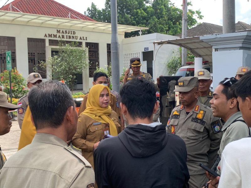 ARM NTB Saat Menggelar Aksi Didepan Kantor Rumah Sakit Mata Provinsi NTB 