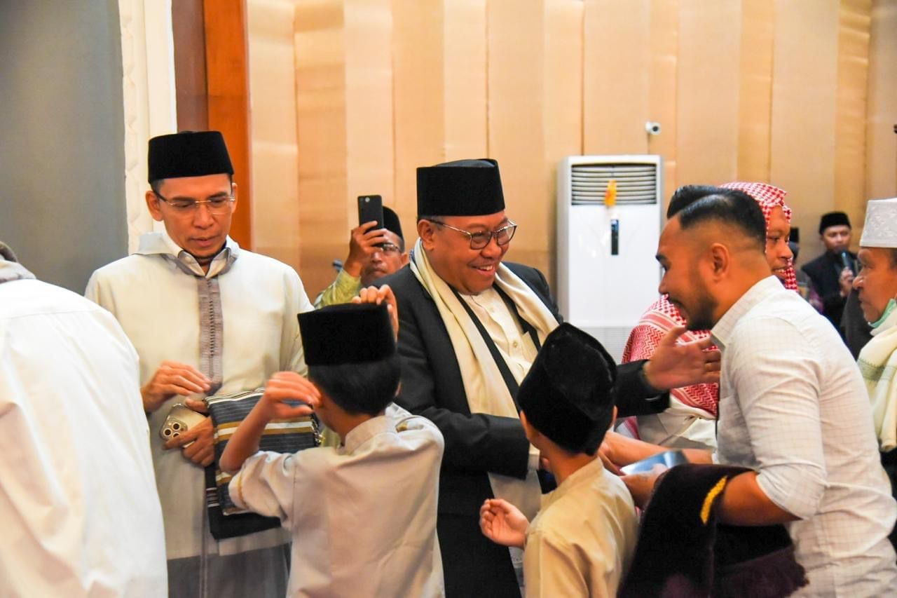 Pj Gubernur NTB Saat bersalaman dengan didampingi TGB usai Sholat Idul Adha di Masjid Isamic Center Kota Mataram