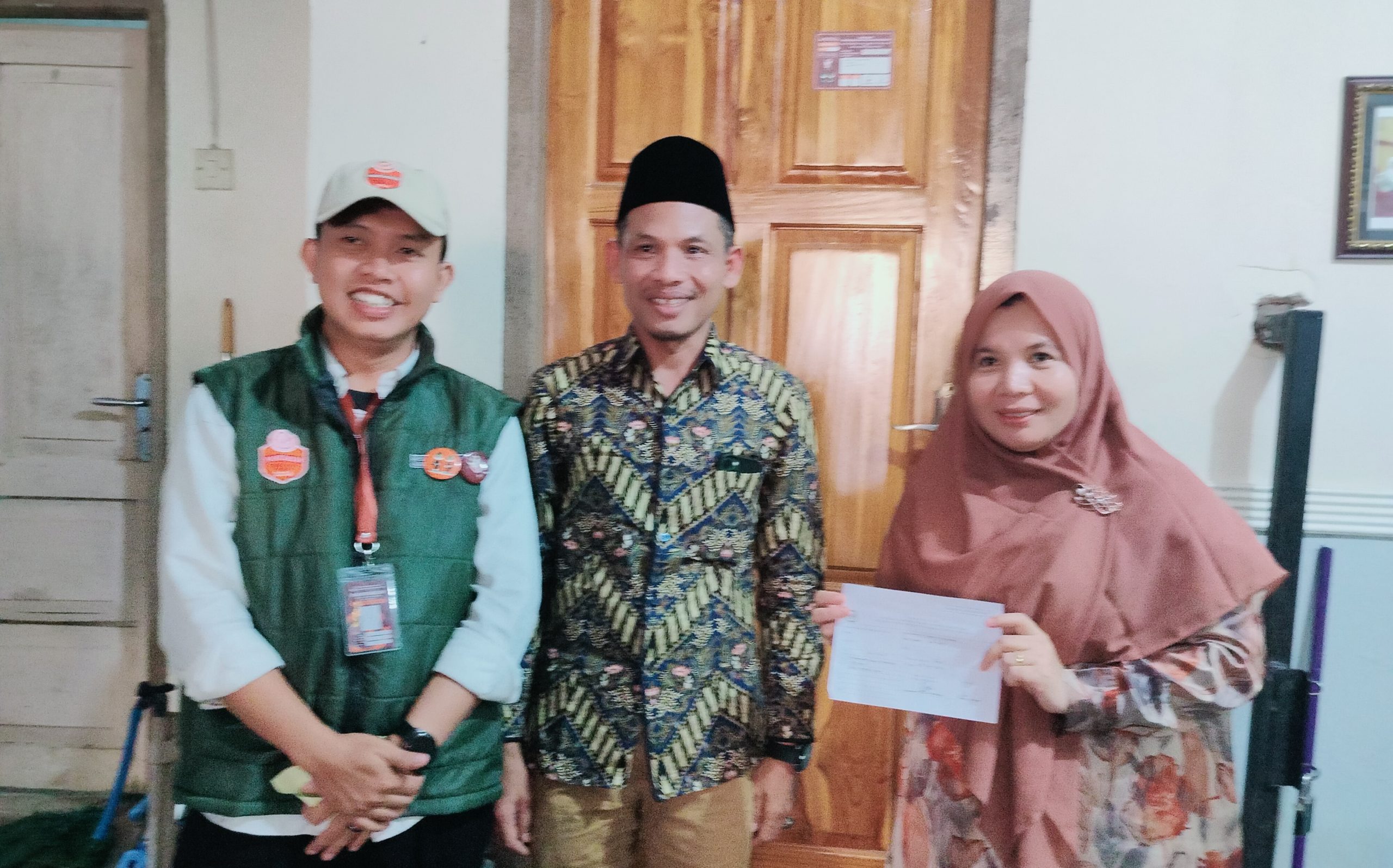 KPU NTB bersama petugas Paterlih dan istri Kiai Sepuh NU di Lombok Tengah
