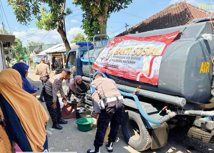 Krisis Air Bersih, Polresta Mataram Turun Gunung Salurkan Air Bersih ke Warga Lombok Barat