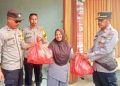 Kapolsek Bolo Polres Bima Turun Tangan Bantu Bersihkan Pemukiman Warga dan Bagikan Makanan Gratis