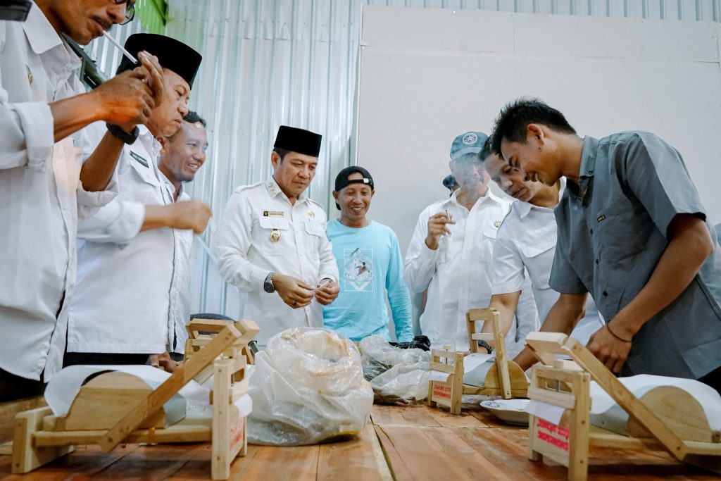 Tinjau Produksi Tembakau Tradisional, Bupati Dompu Bambang Ikut Linting ...