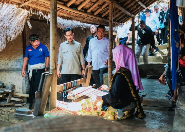 Disambut Presean hingga Tenun Kembang Komak, Wapres Gibran Puji Desa Sade sebagai Surga Budaya NTB