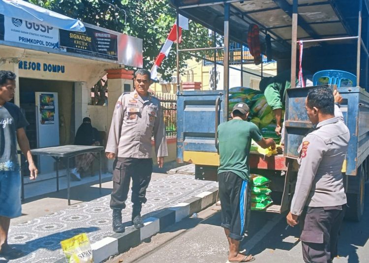 Polres Dompu Angkut 3 Ton Beras untuk Gerakan Pangan Murah, Harga Cuma Rp58 Ribu per Karung