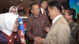 Gubernur Nusa Tenggara Barat (NTB), Lalu Muhamad Iqbal salaman dengan Yusril Ihza Mahendra. dok: Pemprov untuk Sumbawa Post