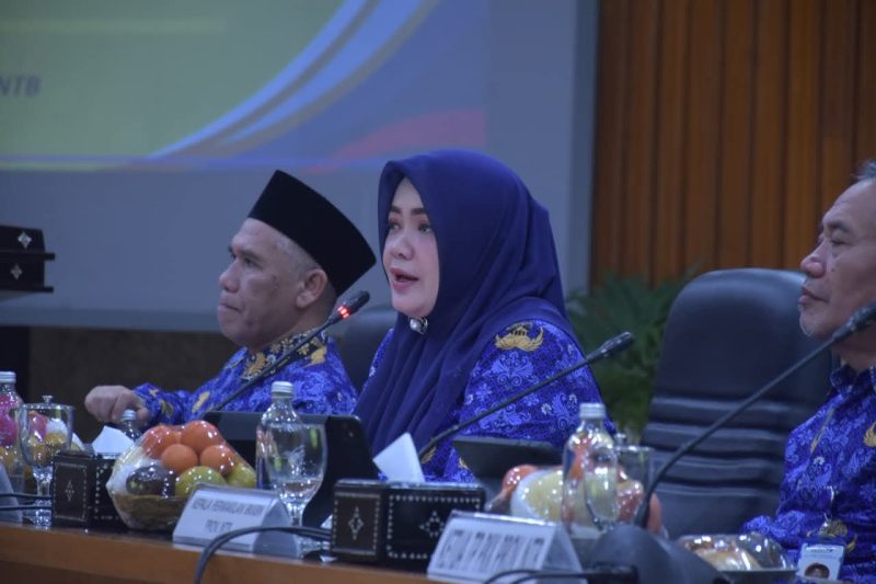 Wakil Gubernur NTB sekaligus Ketua Tim Percepatan, Pencegahan, dan Penurunan Stunting (TP3S) Provinsi NTB, Hj. Indah Dhamayanti Putri, S.E., M.IP saat memimpin Rapat Rembuk Stunting yang digelar Badan Kependudukan dan Keluarga Berencana Nasional (BKKBN) Perwakilan NTB bersama Pemerintah Kabupaten/Kota se-NTB