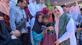 Wakil Gubernur NTB, Indah Dhamayanti Putri, didampingi Kepala Dinas Kesehatan Provinsi NTB, menghadiri penyerahan bantuan kasih sayang untuk lansia dan balita stunting di Puskesmas Paruga, Kota Bima, serta Puskesmas Woha, Kabupaten Bima,
