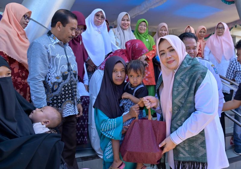 Wakil Gubernur NTB, Indah Dhamayanti Putri, didampingi Kepala Dinas Kesehatan Provinsi NTB, menghadiri penyerahan bantuan kasih sayang untuk lansia dan balita stunting di Puskesmas Paruga, Kota Bima, serta Puskesmas Woha, Kabupaten Bima,