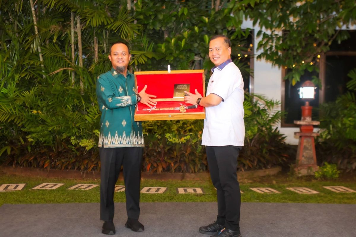 Gubernur Nusa Tenggara Barat (NTB) Lalu Muhamad Iqbal dan Gubernur Sulawesi Selatan (Sulsel) Andi Sudirman Sulaiman saat menggelar silaturahmi dan Pertemuan di Pendopo Gubernur NTB. Kedua Pemimpin tersebut sepakati Berkomitmen jalin Kerjasama.