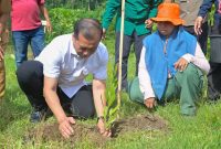 Gubernur Nusa Tenggara Barat (NTB) Lalu Muhamad Iqbal menghadiri kegiatan Penanaman 500 Pohon Produktif dan Pelepasan Burung yang diinisiasi Yayasan Unggul Alam Lestari di kawasan Bendungan Meninting, Lombok Barat