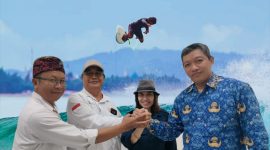 Ditengah Ketua PSOI Provinsi NTB, Kadispar Provinsi NTB dan Kadispar Kabupaten Lombok Barat Kompak Siap Sukseskan Event Nasional Senggigi Open Surfing 2025 yang Digelar di Kawasan Wisata Senggigi Lombok Barat.