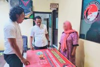 Tim Opsnal Sat Resnarkoba Polres Bima Kota Menangkap Seorang Ibu Rumah Tanggga Diduga Menjual Narkoba jenis sabu. AF Diamankan di rumah orang tuanya pada Rabu (3/12/2025) sekitar pukul 13.00 Wita. (Ist/Polres Bima Kota)