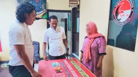 Tim Opsnal Sat Resnarkoba Polres Bima Kota Menangkap Seorang Ibu Rumah Tanggga Diduga Menjual Narkoba jenis sabu. AF Diamankan di rumah orang tuanya pada Rabu (3/12/2025) sekitar pukul 13.00 Wita. (Ist/Polres Bima Kota)