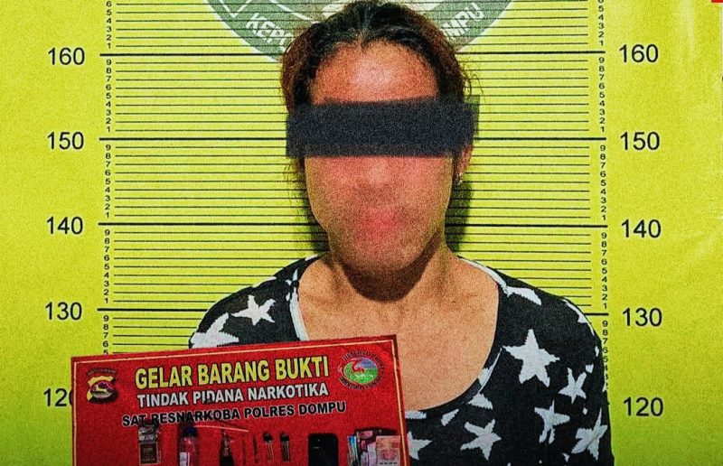 Satresnarkoba Polres Dompu Menangkap Salah seorang pengedar Narkoba di sebuah kos-kosan di Dusun Lanta, Desa Rasabou, Kecamatan Hu’u.
