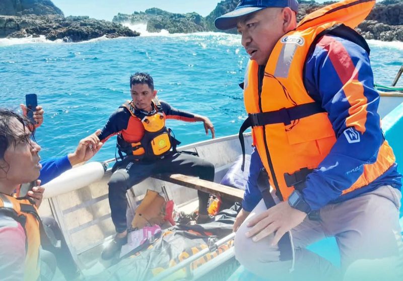 Saat Tim Gabungan mengevaluasi Korban Perahu Boat yang terhempas gelombang di Perairan Langgudu Bima Itu Ditemukan Meninggal.