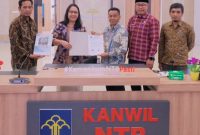 Kantor Wilayah Kementerian Hukum Nusa Tenggara Barat (Kanwil Kemenkum NTB) menyerahkan hasil Analisis dan Evaluasi (Anev) Peraturan Daerah kepada Pemerintah Kabupaten Dompu