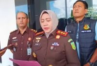 Kejaksaan Negeri Lombok Tengah memastikan pengembangan kasus dugaan korupsi penyaluran insentif Pajak Penerangan Jalan (PPJ) masih terus berjalan. Kepala Kejari Lombok Tengah, Dr. Putri Ayu Wulandari, mengajak seluruh masyarakat untuk ikut mengawal proses hukum perkara ini hingga ke meja hijau.