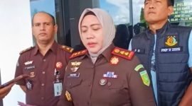 Kejaksaan Negeri Lombok Tengah memastikan pengembangan kasus dugaan korupsi penyaluran insentif Pajak Penerangan Jalan (PPJ) masih terus berjalan. Kepala Kejari Lombok Tengah, Dr. Putri Ayu Wulandari, mengajak seluruh masyarakat untuk ikut mengawal proses hukum perkara ini hingga ke meja hijau.