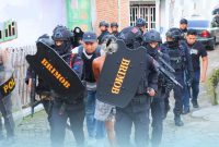 Polres Sumbawa menggelar penggerebekan besar-besaran di kawasan yang selama ini dikenal sebagai Kampung Rawan Narkoba.