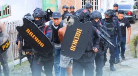 Polres Sumbawa menggelar penggerebekan besar-besaran di kawasan yang selama ini dikenal sebagai Kampung Rawan Narkoba.