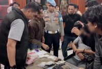 Tim Opsnal Satuan Reserse Narkoba Polres Bima Kota kembali mencetak prestasi besar dalam upaya memberantas Narkoba.

Pada operasi senyap yang berlangsung Sabtu malam (6/12/2025) sekitar pukul 19.30 WITA, petugas berhasil menggagalkan peredaran Narkotika jenis sabu dan mengamankan barang bukti dengan berat total 502,93 gram.