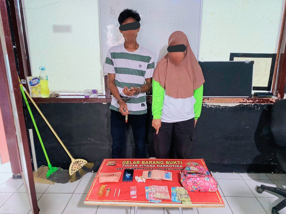 Tim Opsnal Satresnarkoba Polres Dompu kembali menunjukkan taringnya. Pasangan suami istri (pasutri) pengedar sabu diringkus dramatis di Jalan Raya Kelurahan Bada, Kecamatan Dompu
