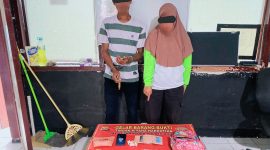 Tim Opsnal Satresnarkoba Polres Dompu kembali menunjukkan taringnya. Pasangan suami istri (pasutri) pengedar sabu diringkus dramatis di Jalan Raya Kelurahan Bada, Kecamatan Dompu