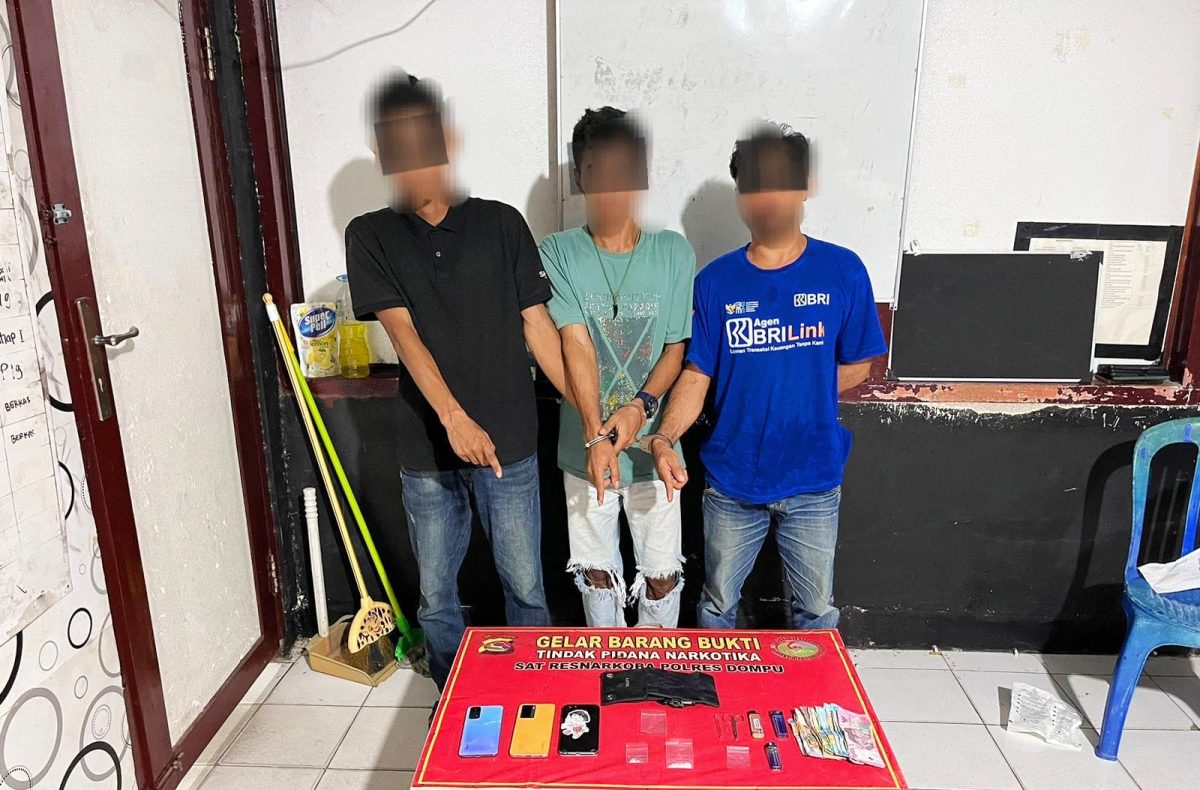 Foto: Tiga Pelaku yang terjaring dalam Operasi pemberantasan Narkotika di Kabupaten Dompu. Tiga orang terduga pelaku penyalahgunaan Narkotika jenis Sabu berhasil diamankan di sebuah Kos di Desa Soriutu, Kecamatan Manggelewa (ist)