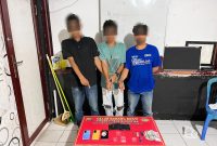 Foto: Tiga Pelaku yang terjaring dalam Operasi pemberantasan Narkotika di Kabupaten Dompu. Tiga orang terduga pelaku penyalahgunaan Narkotika jenis Sabu berhasil diamankan di sebuah Kos di Desa Soriutu, Kecamatan Manggelewa (ist)