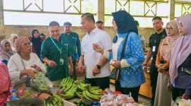 Gubernur NTB, Lalu Muhamad Iqbal, mendorong para pedagang di Pasar Dasan Agung, Kota Mataram, untuk beralih ke sistem pembayaran digital melalui QRIS.