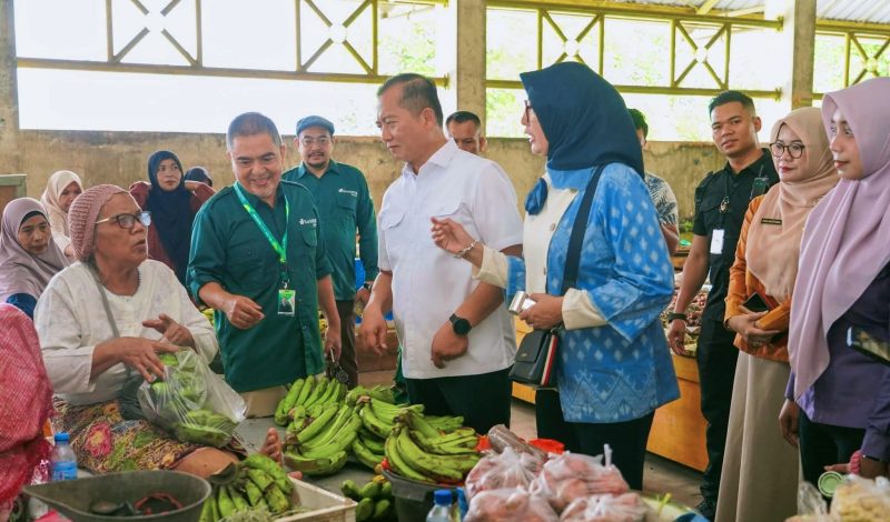 Gubernur NTB, Lalu Muhamad Iqbal, mendorong para pedagang di Pasar Dasan Agung, Kota Mataram, untuk beralih ke sistem pembayaran digital melalui QRIS.