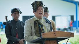 Gubernur NTB, Lalu Muhamad Iqbal, menerima gelar kehormatan Manggala Bhumi Nusa Tenggara Barat dari Majelis Adat Sasak (MAS) pada Festival Budaya Lombok Mirah Sasak Adi sekaligus Milad ke-30 MAS di D’Golong Narmada