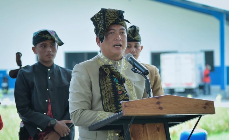 Gubernur NTB, Lalu Muhamad Iqbal, menerima gelar kehormatan Manggala Bhumi Nusa Tenggara Barat dari Majelis Adat Sasak (MAS) pada Festival Budaya Lombok Mirah Sasak Adi sekaligus Milad ke-30 MAS di D’Golong Narmada