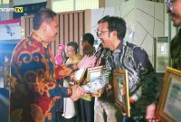 Ahmad Zuhairi Dosen Fakultas FHISIP, yang hadir mewakili tim pengelola ‘Jurnal IUS Kajian Hukum dan Keadilan’ saat menerima penghargaan dan ucapan selamat dari Rektor dalam acara penganugerahan Unram Awards 2025.