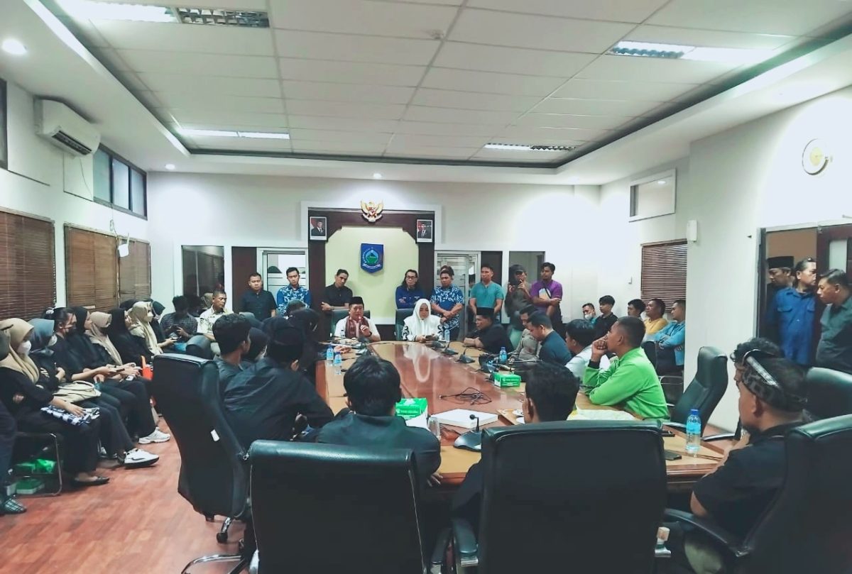 Gubernur dan Wakil Gubernur NTB Lalu Muhamad Iqbal - Hj Indah Dhamayanti Putri saat menerima Aksi 518 Tenaga Honor