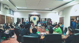 Gubernur dan Wakil Gubernur NTB Lalu Muhamad Iqbal - Hj Indah Dhamayanti Putri saat menerima Aksi 518 Tenaga Honor 