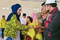Anggota DPR RI Sari Yualiti saat menyerahkan Paket Sembako ke Warga Masyarakat Lombok Tengah.