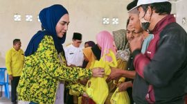 Anggota DPR RI Sari Yualiti saat menyerahkan Paket Sembako ke Warga Masyarakat Lombok Tengah.