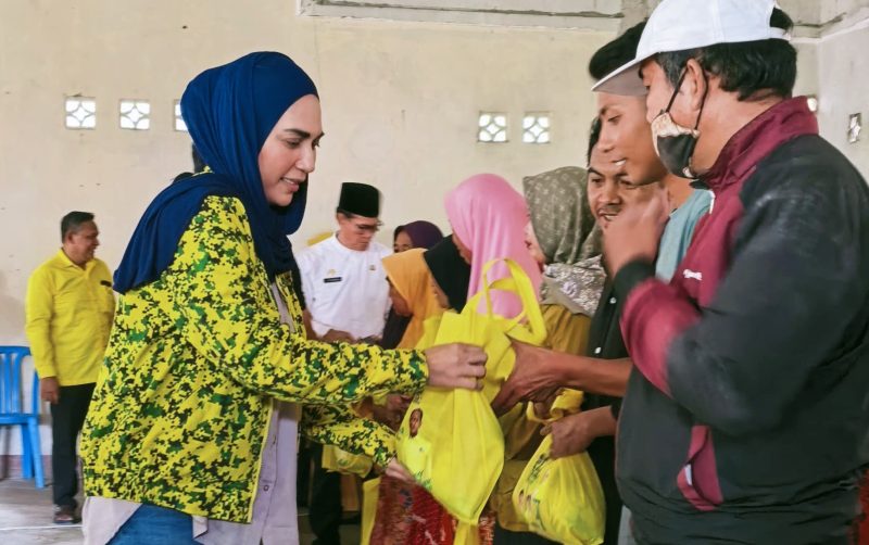 Anggota DPR RI Sari Yualiti saat menyerahkan Paket Sembako ke Warga Masyarakat Lombok Tengah.