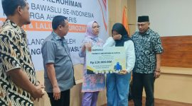 Penyerahan Dana Kerohiman Kepada Keluarga Ahli Waris Almarhumah Ketua Bawaslu Dompu, Swastari Haz, dan kepada keluarga Almarhum Lalu Fahrurroziki, tenaga pendukung Bawaslu Provinsi NTB.