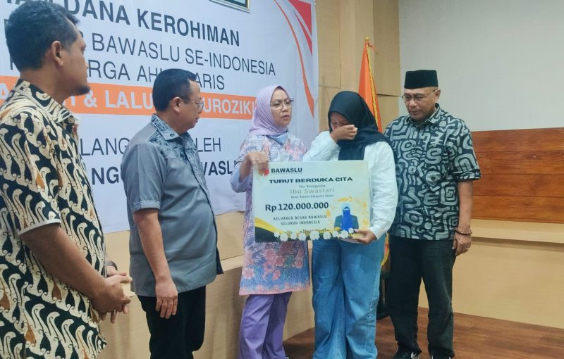 Penyerahan Dana Kerohiman Kepada Keluarga Ahli Waris Almarhumah Ketua Bawaslu Dompu, Swastari Haz, dan kepada keluarga Almarhum Lalu Fahrurroziki, tenaga pendukung Bawaslu Provinsi NTB.