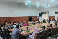 Keluarga Almarhumah Ketua Bawaslu Kabupaten Dompu Swastari Haz dan Almarhum Lalu Fahrurroziki, tenaga pendukung Bawaslu Provinsi NTB di Kantor Bawaslu NTB atas Bantuan Kerohiman dari Bawaslu.