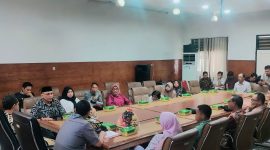 Keluarga Almarhumah Ketua Bawaslu Kabupaten Dompu Swastari Haz dan Almarhum Lalu Fahrurroziki, tenaga pendukung Bawaslu Provinsi NTB di Kantor Bawaslu NTB atas Bantuan Kerohiman dari Bawaslu.