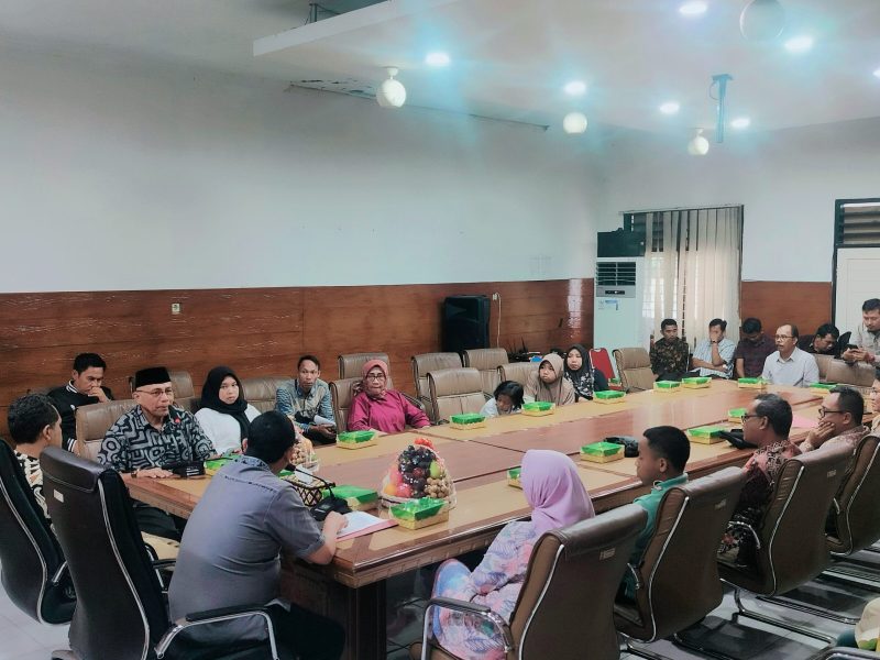 Keluarga Almarhumah Ketua Bawaslu Kabupaten Dompu Swastari Haz dan Almarhum Lalu Fahrurroziki, tenaga pendukung Bawaslu Provinsi NTB di Kantor Bawaslu NTB atas Bantuan Kerohiman dari Bawaslu.