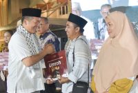 Pemerintah Provinsi Nusa Tenggara Barat (NTB) menggelar malam munajat dan doa bersama dalam rangka memperingati Hari Ulang Tahun (HUT) ke-67 Provinsi NTB. Acara yang berlangsung penuh kehangatan dan kekhidmatan ini dirangkaikan dengan doa, hiburan musik religi, serta penyerahan secara simbolis 18 paket umrah gratis dan satu unit sepeda motor oleh Gubernur NTB, Lalu Muhamad Iqbal, kepada para tokoh pengabdi dan insan berdedikasi di halaman Kantor Gubernur NTB