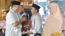 Pemerintah Provinsi Nusa Tenggara Barat (NTB) menggelar malam munajat dan doa bersama dalam rangka memperingati Hari Ulang Tahun (HUT) ke-67 Provinsi NTB. Acara yang berlangsung penuh kehangatan dan kekhidmatan ini dirangkaikan dengan doa, hiburan musik religi, serta penyerahan secara simbolis 18 paket umrah gratis dan satu unit sepeda motor oleh Gubernur NTB, Lalu Muhamad Iqbal, kepada para tokoh pengabdi dan insan berdedikasi di halaman Kantor Gubernur NTB