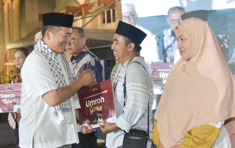 Pemerintah Provinsi Nusa Tenggara Barat (NTB) menggelar malam munajat dan doa bersama dalam rangka memperingati Hari Ulang Tahun (HUT) ke-67 Provinsi NTB. Acara yang berlangsung penuh kehangatan dan kekhidmatan ini dirangkaikan dengan doa, hiburan musik religi, serta penyerahan secara simbolis 18 paket umrah gratis dan satu unit sepeda motor oleh Gubernur NTB, Lalu Muhamad Iqbal, kepada para tokoh pengabdi dan insan berdedikasi di halaman Kantor Gubernur NTB