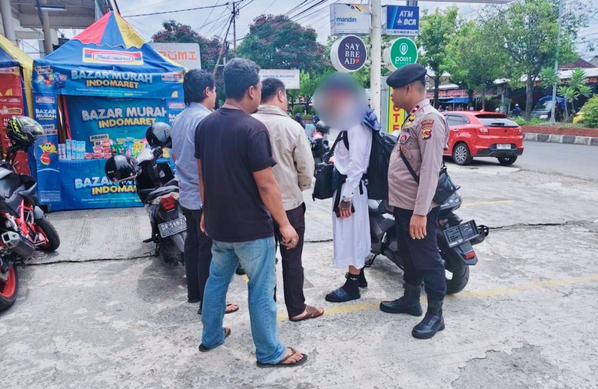 Seorang warga negara asing (WNA) diamankan personel Polsek Ampenan
, Polresta Mataram setelah diduga tidak membayar biaya sewa kamar hotel di wilayah Ampenan