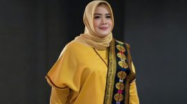 Gunakan Pakaian Adat,  Wakil Gubernur NTB Hj Indah Dhamayanti Putri saat Menghadiri Rapat Paripurna HUT ke-67 NTB di Ruang Rapat Kantor Gubernur NTB 